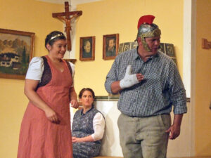 Florian und Vroni kommen sich zum Entsetzen von Afra beim Heiligenspiel näher - © OVTP / gp