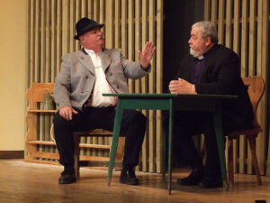 Der Bürgermeister kundschaftet aus, wo der Hl.Florian versteckt ist - © OVTP / gp