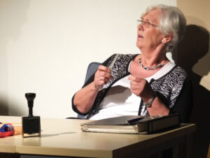 Frl. Zierfuß feilt lieber an den Fingernägeln, als die Baugenehmigung von Herrn Schwingerl zu bearbeiten. © OVTP / mib