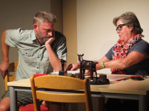 Georg Schwingerl (P. Rubner) ist dem Wahnsinn nahe: Frau Grünspecht (E. Mummert) findet wieder einen Grund die Baugenehmigung hinauszuzögern. © OVTP / mib