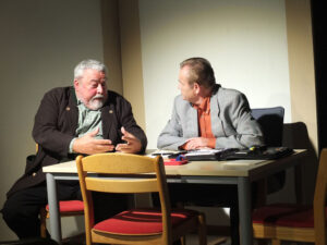 Der Bürgermeister von Langöd (R. Hofmann) erklärt dem Versicherungsagenten den Unfall von Nepomuk © OVTP / mib