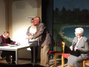 Korbinian (H. Mummert und Emilia (M. Hornbogner) stehen vor dem Richter (E. Sägmüller), weil die Frau vom Naturschutz (J. Mach) einen Frevel aufgedeckt hat. © OVTP / mib