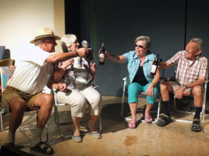 Korbinian (H. Mummert) und Emilia (M. Hornbogner) stoßen mit ihren Nachbarn an: Das Froschproblem scheint gelöst. © OVTP / mib