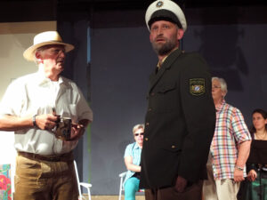 Der Polizist glaubt eine illegale Baugrube zu entdecken, dabei ist es eine richterlich angeordnete Biotopwiederherstellung © OVTP / mib