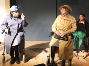 Zenzi (G. Herdrich) ist skeptisch ob Kathis (I. Hofmann) Denkmalschutz-Würdigkeit © OVTP / mib