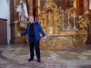 Pfarrer Kirchensteiner bei der Kirchenführung durch das Dießener Münster © OVTP / da