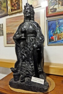 Am Rande der Krippenausstellung: Eine Heilige Barbara aus Hausham, ganz aus oberbayerischer Pechkohle gefertigt. © OVTP / da