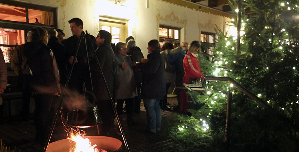 Kalt aber stimmungsvoll: Der Beginn der Feier vor dem Hoisl-Bräu © OVTP / gp