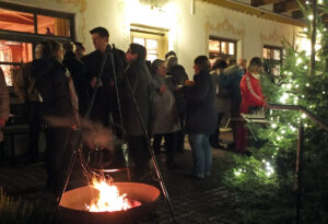 Kalt aber stimmungsvoll: Der Beginn der Feier vor dem Hoisl-Bräu © OVTP / gp