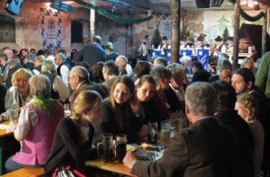 Einen zünftigen Rahmen bildete die Musik der Penzberger Magistratsmusi. © OVTP / gp