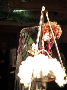 Die Hexe rührt eine Suppe an die die anderen dann auslöffeln müssen. © OVTP / gp