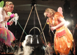 Den Feen wurde getwittert, dass sie eine Suppe auslöffeln sollen, die ihnen die Hexe eingebrockt hat. © OVTP / gp