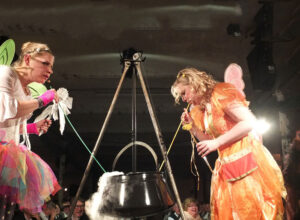 Den Feen wurde getwittert, dass sie eine Suppe auslöffeln sollen, die ihnen die Hexe eingebrockt hat. © OVTP / gp