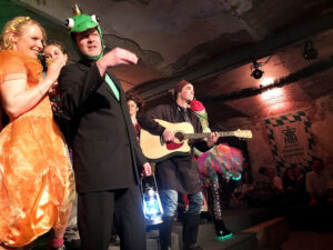 Schön-Fee, Froschkönig Kreuzer und Zwerg Wiggal beim Abschlusslied © OVTP / gp