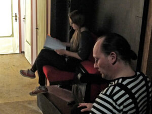 1. Akt: Generalprobe - Regisseur und Assistentin bei der Textlektüre. © OVTP / gp