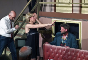 1. Akt: Jedes Mal der gleiche Aufzug: Brooke hat mal wieder ihre Kontaktlinse auf der Bühne verloren. © OVTP / gp