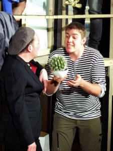 2. Akt: Der Inspizient hat anstatt Blumen nur noch einen Kaktus aufgetrieben. © OVTP / gp