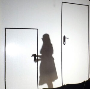 Alice verkleinert sich und gelangt durch eine Tür in ihre Traumwelt. © G. Prantl