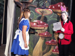 Alice folgt dem weißen Kaninchen, das auf dem Weg zur Königin ist. © G. Prantl