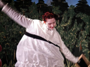 Ein Ei balanciert auf einer Mauer und philosophiert vor sich hin. © G. Prantl