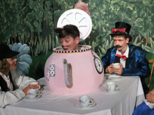 Die Haselmaus schläft in der Teekanne vor sich hin. Kein Wunder: Märzhase und Hutmacher schlürfen ja auch schon seit Ewigkeiten Tee, nachdem die Uhr um 4:00 p.m. stehen geblieben ist. © G. Prantl