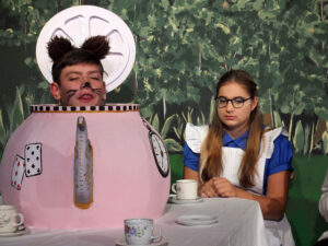 Die Haselmaus zickt Alice an. © G. Prantl