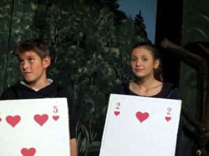 Die Herzkarten auf dem Weg zur stets verärgerten Königin. © G. Prantl