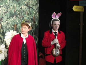 Der König wartet, dass das weiße Kaninchen zum Krocketspiel bläst. © G. Prantl