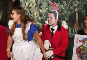 Na, jetzt ist Alice aber zu vorlaut! Das Kaninchen sieht Ungemach heraufziehen. © G. Prantl