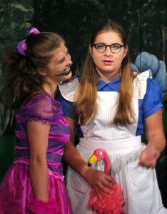 Die Grinsekatze verwirrt Alice ein wenig. © G. Prantl