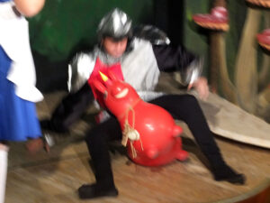 Hoppala, da hat's den weißen Ritter doch tatsächlich vo seim gspassigen Einhorn owa g'haut. © G. Prantl