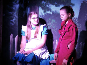 Alice ist wieder zurück in der Realität bei ihrer großen Schwester. © G. Prantl