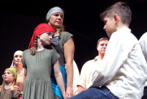 Kathi Kneißl als Kind und erwachsen (mitte li.) stehen bei ihrem Bruder Mathias (re.) © G. Prantl