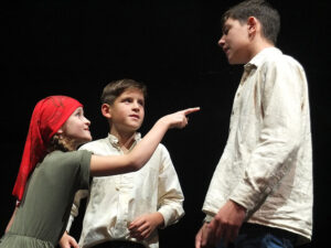 Die Kneißl-Kinder Kathi, Mathias und Alois (v. li.) beim Spielen © G. Prantl