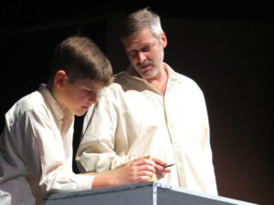 Papa Kneißl ist stolz auf seinen Mathias - er ist ein geschickter Handwerker. © G. Prantl