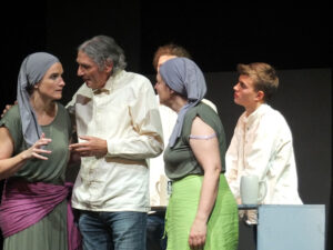 Die Leute bekommen Wind davon, dass in der Schreinerei ein "Zuchthäusler" arbeitet. © G. Prantl