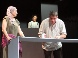 Kneißl drängt die Flecklbäurin, ihm etwas zu essen zu geben. Der Flecklbauer holt letztendlich die Polizei, da er die ausgesetzte Belohnung gut brauchen kann. © G. Prantl