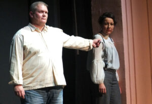 Der Gendarm übergibt wortlos Kneißls Abschiedsbrief an dessen Schwester. © G. Prantl