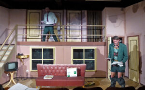 So macht Boulevard-Theater Spaß: 2 Teller Ölsardinen, jede Menge Chaos und eine herunter gelassene Hose. © N. Allnoch / OVTP