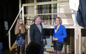 Regisseur Lloyd steht zwischen seinen beiden Flammen - ob er sich da heute nicht die Finger verbrennt. © N. Allnoch / OVTP