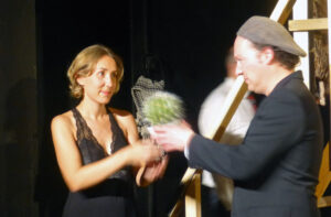 Na ja - Da liegt Regisseur Lloyd leicht daneben, wenn er denkt, dass er mit einem Kaktus als Geschenk richtig liegt. © N. Allnoch / OVTP