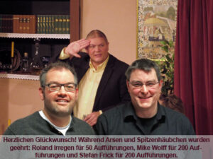 Herzlichen Glückwunsch! Während des Stückes "Arsen und Spitzenhäubchen" wurden geehrt: Roland Irregen für 50 Auftritte, Mike Wolff für 200 Aufführungen und Stefan Frick für 200 mal im Einsatz für die Bühnentechnik. © OVTP
