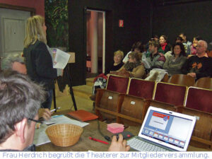 Frau Herdrich begrüßte die Theaterer zur Mitgliederversammlung © G. Prantl / OVTP