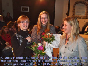 Claudia Herdrich (re.) ehrte für ihren Einsatz die Kostüm- und Maskenfeen Ilona Krämer (li.) und Resi Wernhard (nicht im Bild), sowie aus der Vorstandschaft Roland Irregen (nicht im Bild) © G. Prantl / OVTP