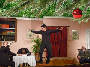 Weihnachtsfeier mit Arsen und Spitzenhäubchen - der Komissar und die Ganoven in Action. © OVTP
