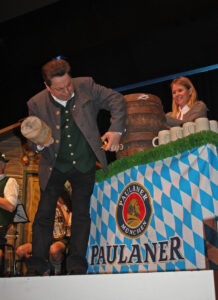 Ozapft is jetz na glei!; Wiggal Schmuck (3. Bgm.), Claudia Herdrich (1. Vorstand OVTP) © D. Allnoch / OVTP