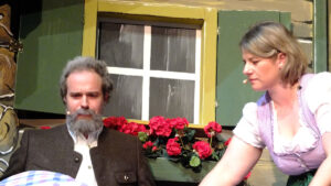 Der 2. Bgm. lässt sich von Altbürgermeistersgattin Evi ein Frühstück auf der Alm servieren. (A. Mummert, R. Frick) © G. Prantl / OVTP