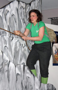 Die Bürgermeisterin ist etwas überfordert vom Klettersteig (C. Bocksberger) © D. Allnoch / OVTP