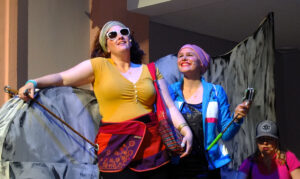 Ein paar weltfremde Roche-Tussen stehen mit Selfie-Stick in der Felswand (B. Buchczyk, M. Rössle, A. Gsimsl) © G. Prantl / OVTP