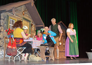 Der Wirt verzweifelt unter den Sonderwünschen und Verhaltensdefiziten der Damen. © M. Brem / OVTP